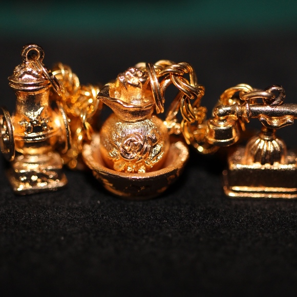 Vintage 12K Gold Filled Bracelet Chain AVON Charms - Picture 3 of 8